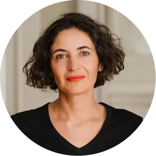 Anna-Lena von Hodenberg, vor weißem unscharfem Hintergrund, schaut leicht lächelnd in die Kamera.